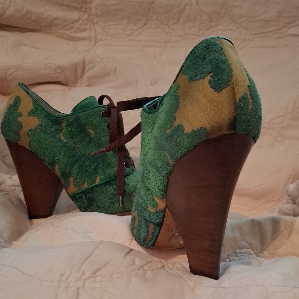 Dolce & Gabbana Green and Tan Lace-Up Heels - Picture 13 of 16